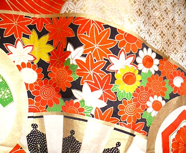 деталь росписи на шелке японского кимоно