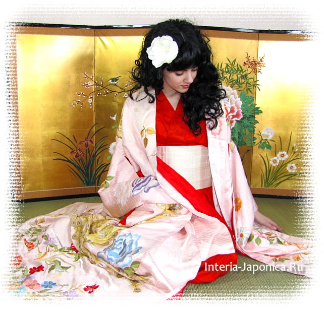 японское страинное шелковое кимоно