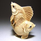 японская антикварная нэцкэ из слоновой кости в виде двух рыб