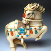 японская нэцке Лошадка в парадной сбруе, слоновая кость