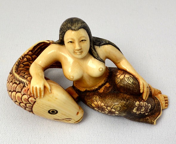 японская антикварная нэцкэ из слоновой кости Морская Богиня с Рыбой Землетрясений