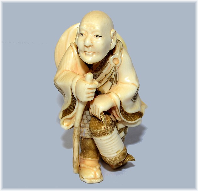 японская антикварная нэцкэ  Путник с посохом в руке, слоновая кость