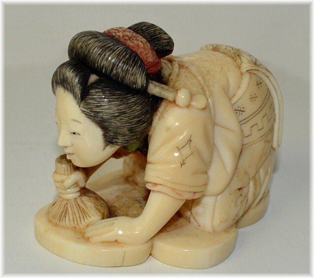 окимоно из слоновой кости Женщина с томоко, конец эпохи Эдо