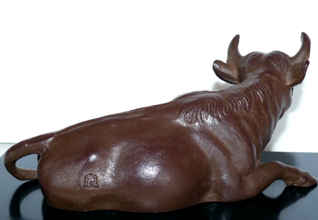 японская кабинетная скульптура из железа в виде отдыхающего быка