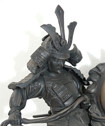 японский антиквариат: бронзовая фигура самурая, деталь