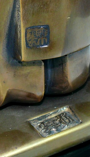 пекать автора на старинной бронзовой японской статуэтке