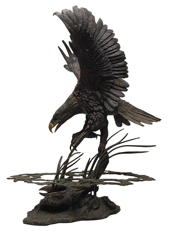 бронзовая скульптура Орел на охоте