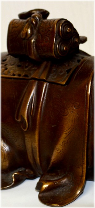 бронзовая курильница в виде Священного Оленя, деталь