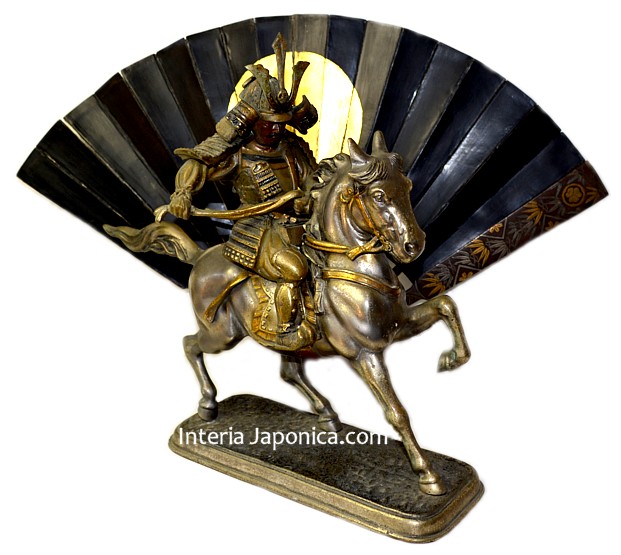 японский антиквариат - самурайский боевой веер гунсэн эпохи Эдо и бронзовая статуэтка самурая верхом на коне, 1900-е гг.