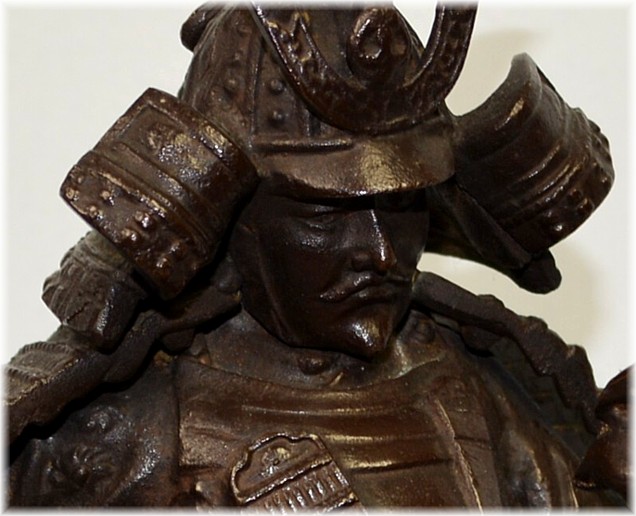 бронзовая фигура самурая, деталь