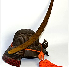  японская бронзовая  статуэтка в виде самурайского шлема кабуто