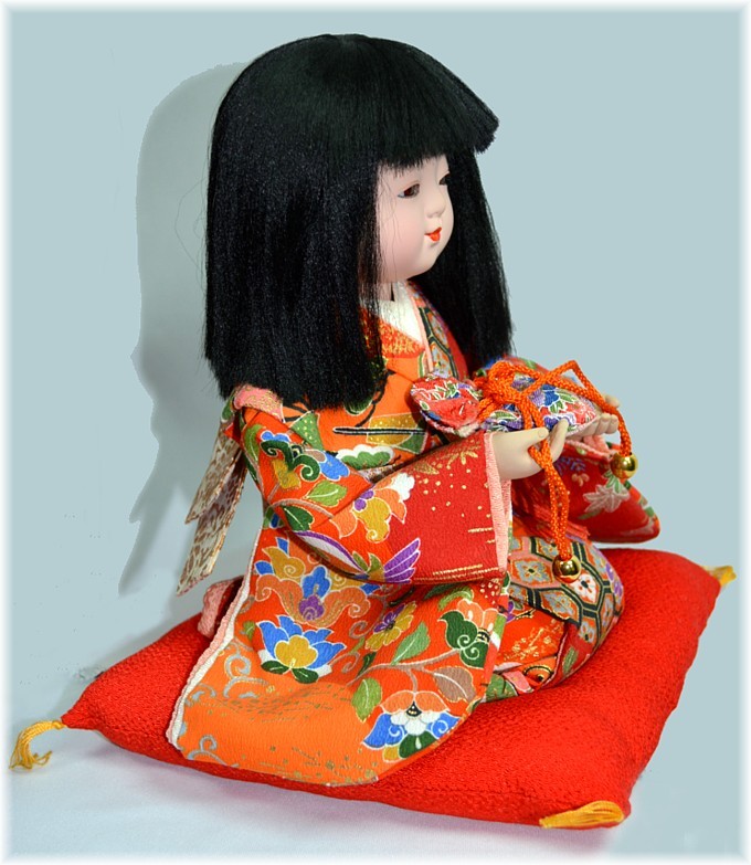 японская традиционная кукла Девочка в ярком кимоно, с сумочкой в руках