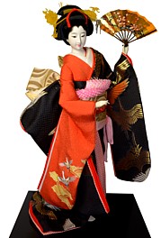 японская авторская кукла в кимоно и с веером в руке