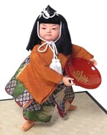 Юный Самураи с чашей для сакэ, японская традиционная кукла