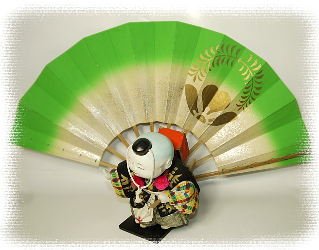 японский веер и традиционная японская кукла