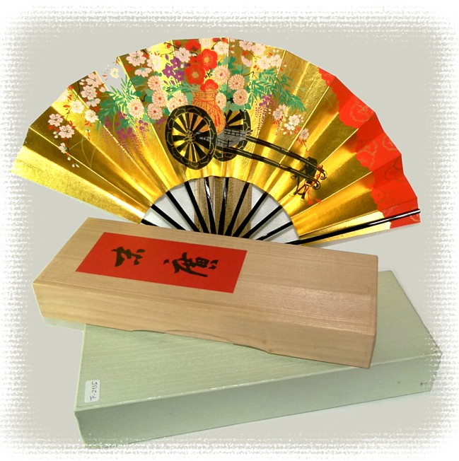 японский традиционный веер с цветочным рисунком