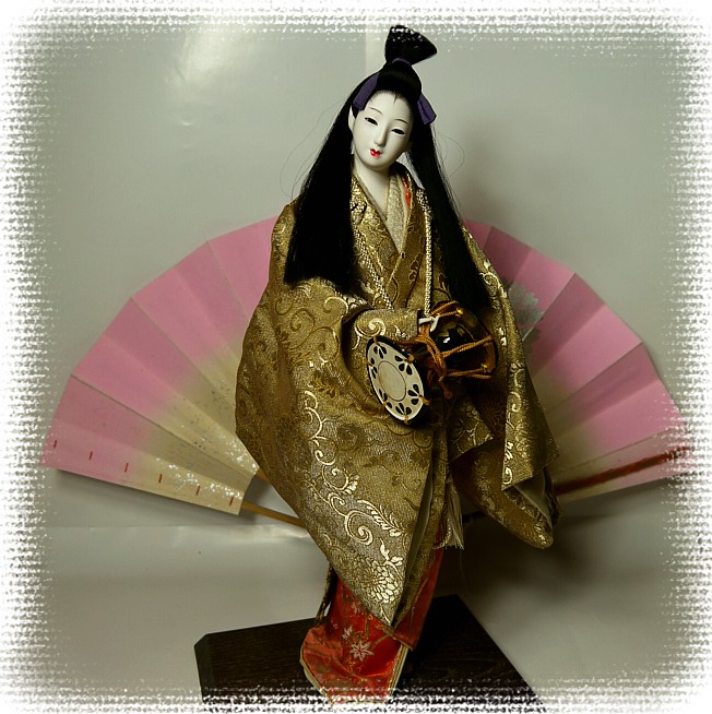 японский веер и традиционная интерьерная кукла