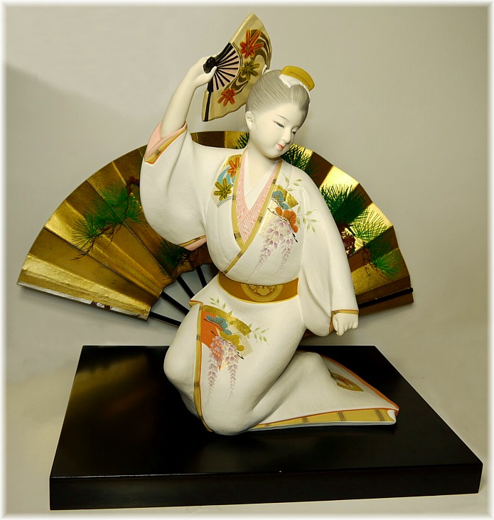 японская статуэтка из керамики Девушка с веером, 1960-е гг.