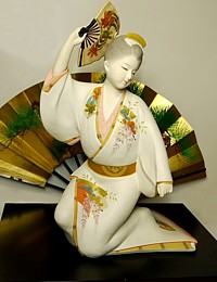 статуэтка из керамики Девушка с веером, Япония, 1950-е гг.