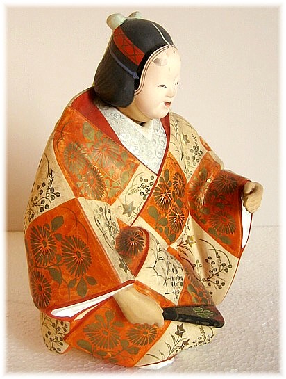 японская статуэтка в виде персонажа театра Но в маске и костюме