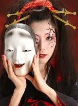 традиционная японская маскя персонажа драмы театра НО