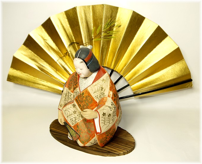японская статуэтка в виде персонажа театра Но в масйе и сценическом костюме