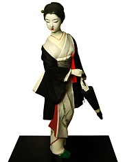 Девушка в черном хаори с зонтиком, статуэткая, Япония