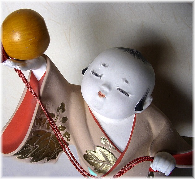Мальчик, бегуший с тыквой-горлянкой в руке, японская статуэтка