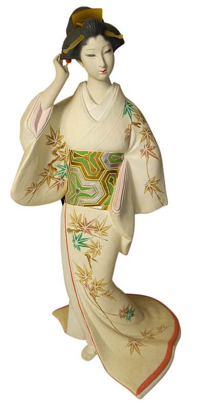 японка в светлом кимоно с узором из осенних лестьев, японская статуэтка мастерских Хаката
