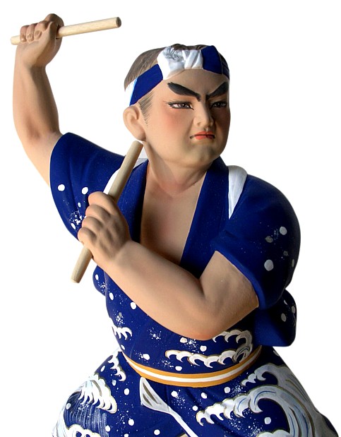 барабанщик с барабанными палочками в руках, композиция из керамики. Хаката, Япония, 1980-е гг. 