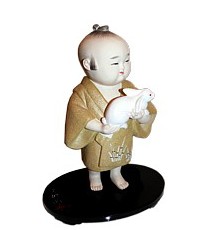 статуэтка Мальчик с зайчиком, керамика, Япония, 1950-е гг.