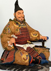 сёгун, сидящий на медвежьей шкуре, статуэтка из керамики, Япония, Хаката