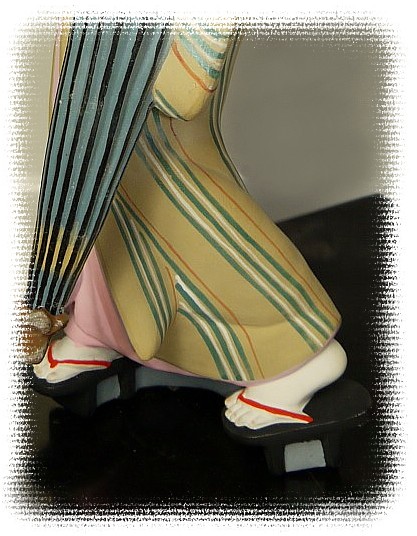 японская статуэтка Девушка с зонтиком, деталь