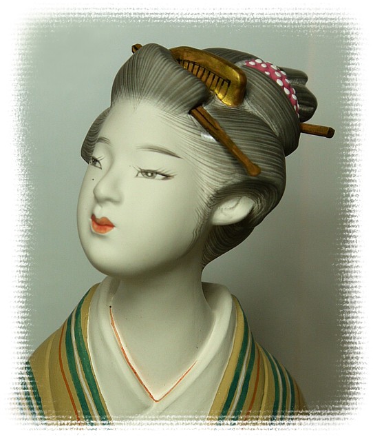 японская статуэтка из керамики Девушка с зонтиком,1970-е гг.