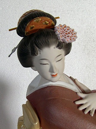 японская старинная статуэтка Дама в лиловом кимоно, деталь