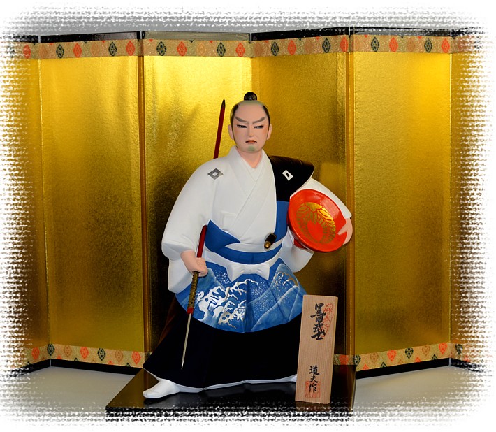японская статуэтка из керамики Самурай с копьем и чашей для сакэ, 1980-е гг.
