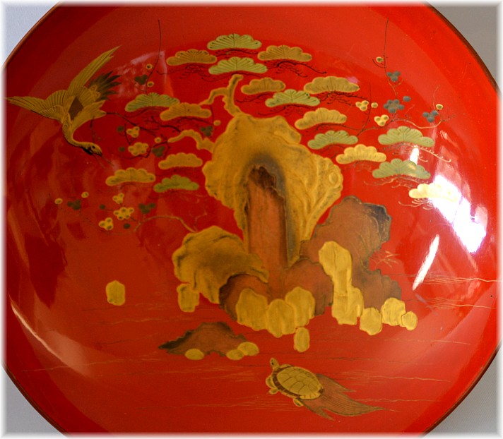 японский рисунок золотом на чаше для сакэ