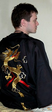 мужской короткий халат-кимоно с вышивкой 