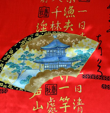 деталь дизайна шелковой ткани японского мужского халата-кимоно