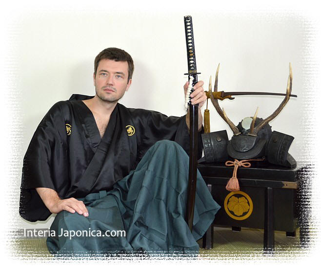 японская мужская традиционная одежда: шелковое кимоно и хакама