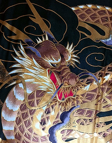 дракон, рисунока на шелковом кимоно, Япония