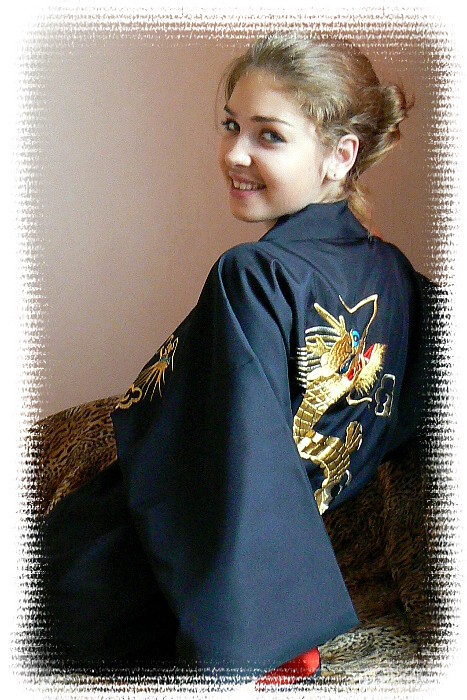 японское кимоно с вышивкой - оригинальный подарок девушке