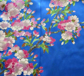 рисунок на ткани шелкового японского кимоно ЦВЕТЕНИЕ САКУРЫ