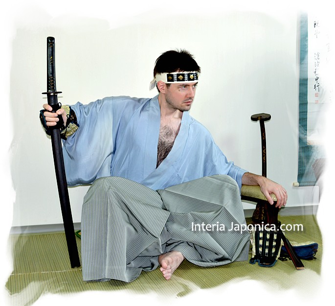 предметы самурайского искусства: старинная подставка для меча, подставка для руки