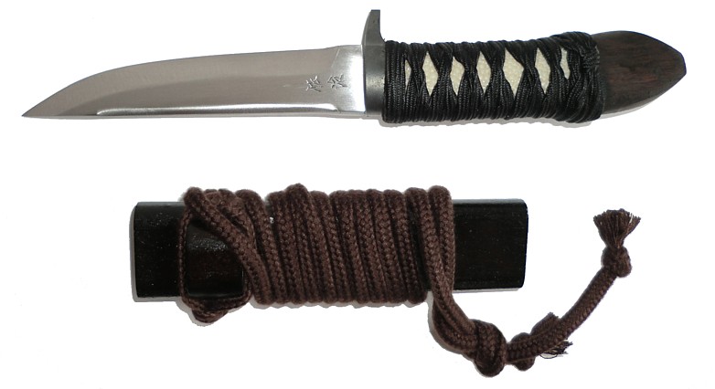 японский нож в самурайском стиле с традиционнной оплеткой рукояти