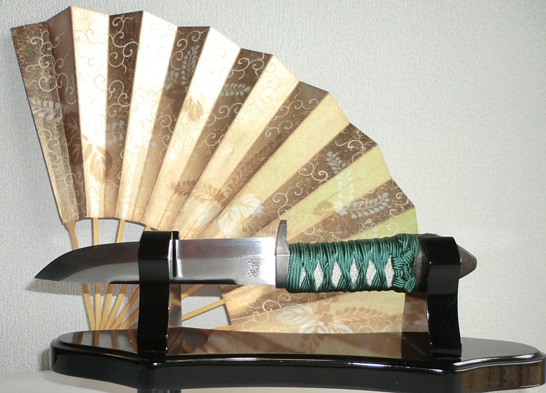 японский нож в  самурайском стиле