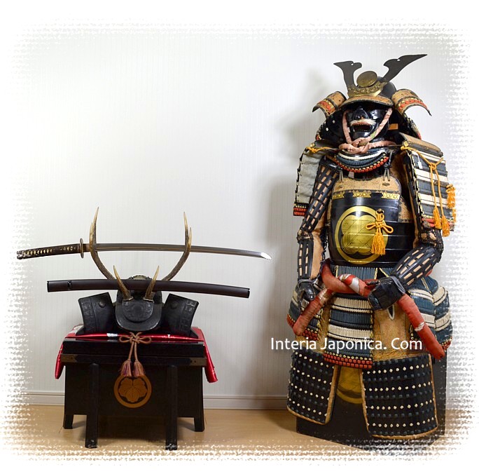 японская антикварная подставка в форме боевого самурайского шлема для самурайского меча, 1900-е гг