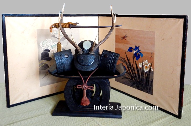 японский интерьер: подставка для самурайских мечей, деревяный табурет и ширма с росписью