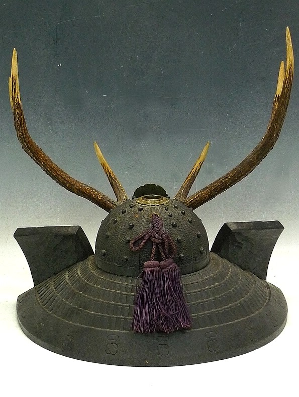 подставка резная для двух мечей в форме самурайского шлема кабуто, Япония, эпоха Мэйдзи
