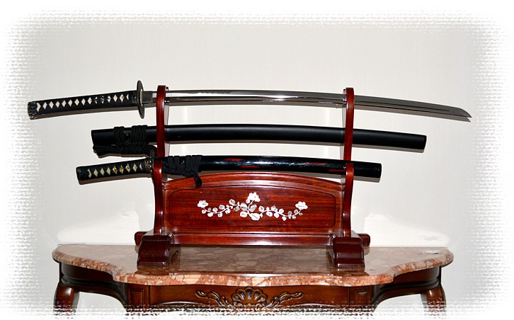 японская резная подставка для трех самурайских мечей